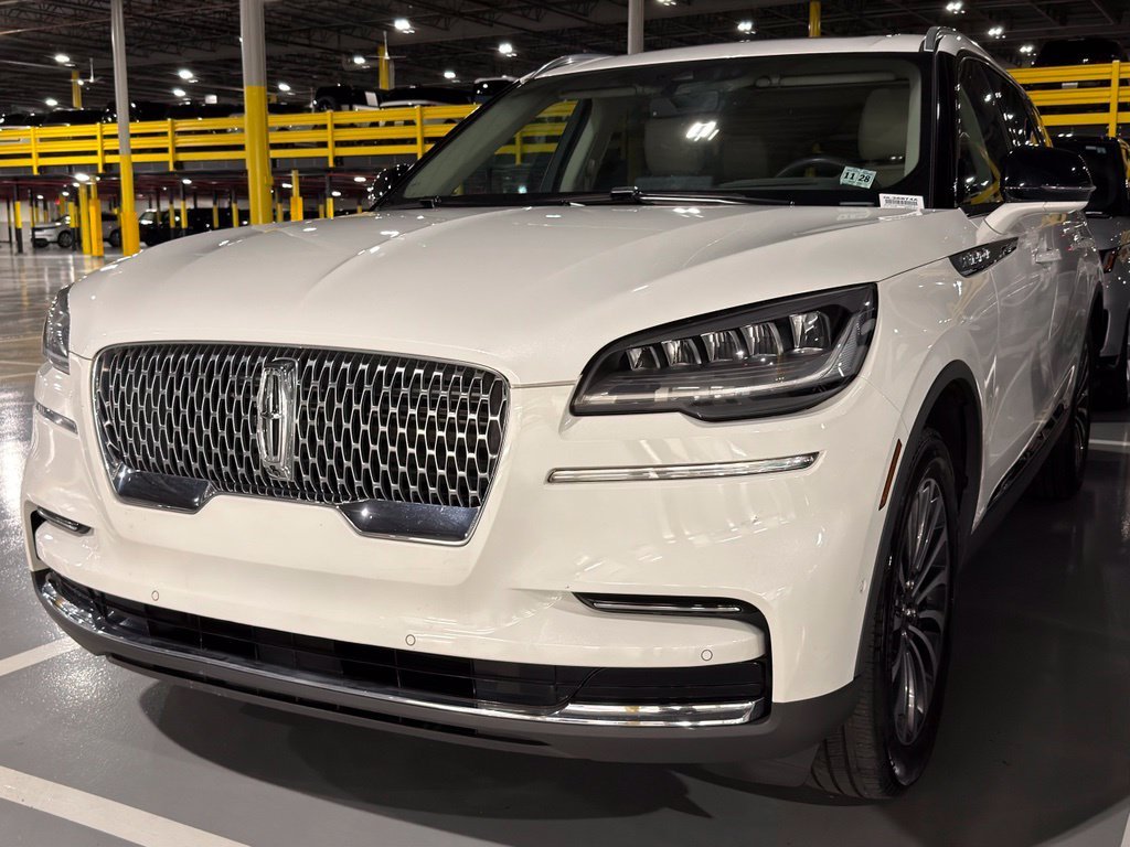Used 2023 White Metallic Lincoln Reserve image 1
