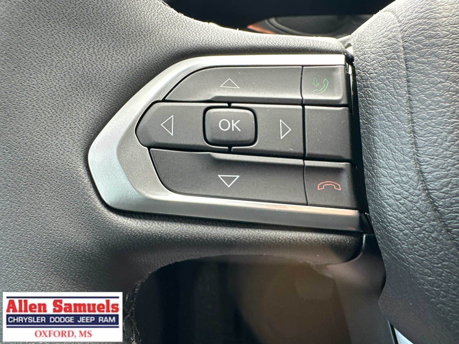 New 2026 Diamond Black Crystal Pearl-Coat Exterior Paint Jeep Latitude image 19