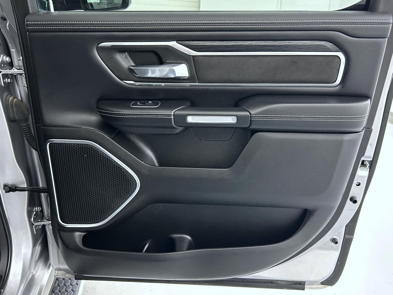 Used 2023 Silver Ram Laramie image 17