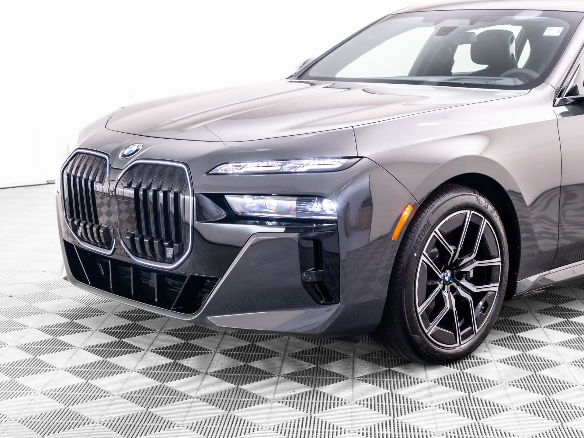 New 2026 Dravit Grey Metallic BMW 760i xDrive image 43