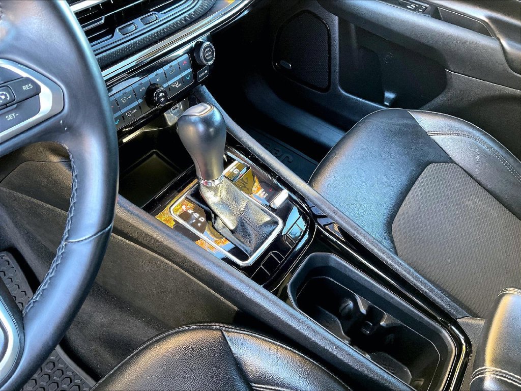 Used 2022 Silver Jeep Latitude image 20