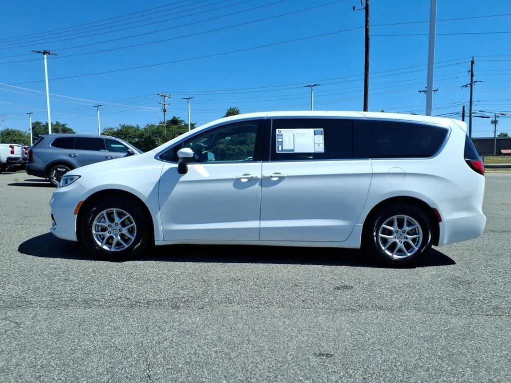 Used 2023 White Chrysler Touring L image 26