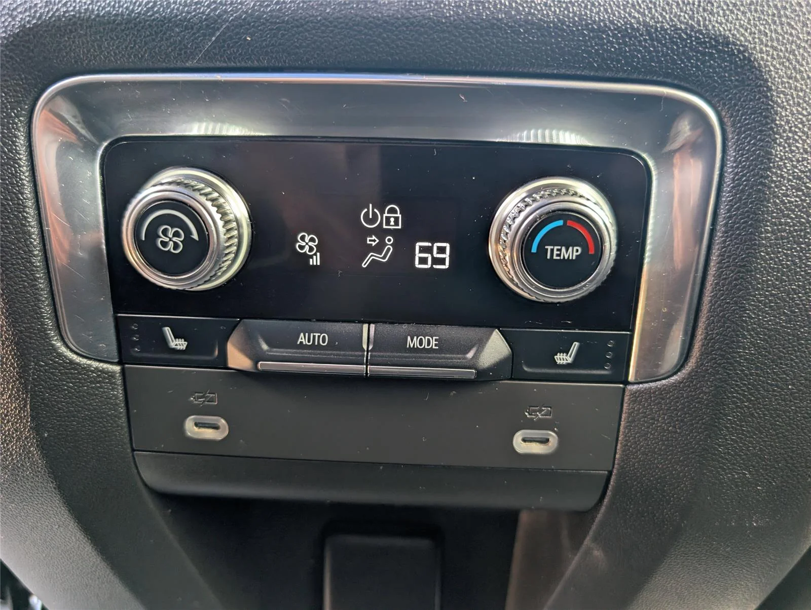 Used 2023 Sterling Metallic GMC AT4 image 32