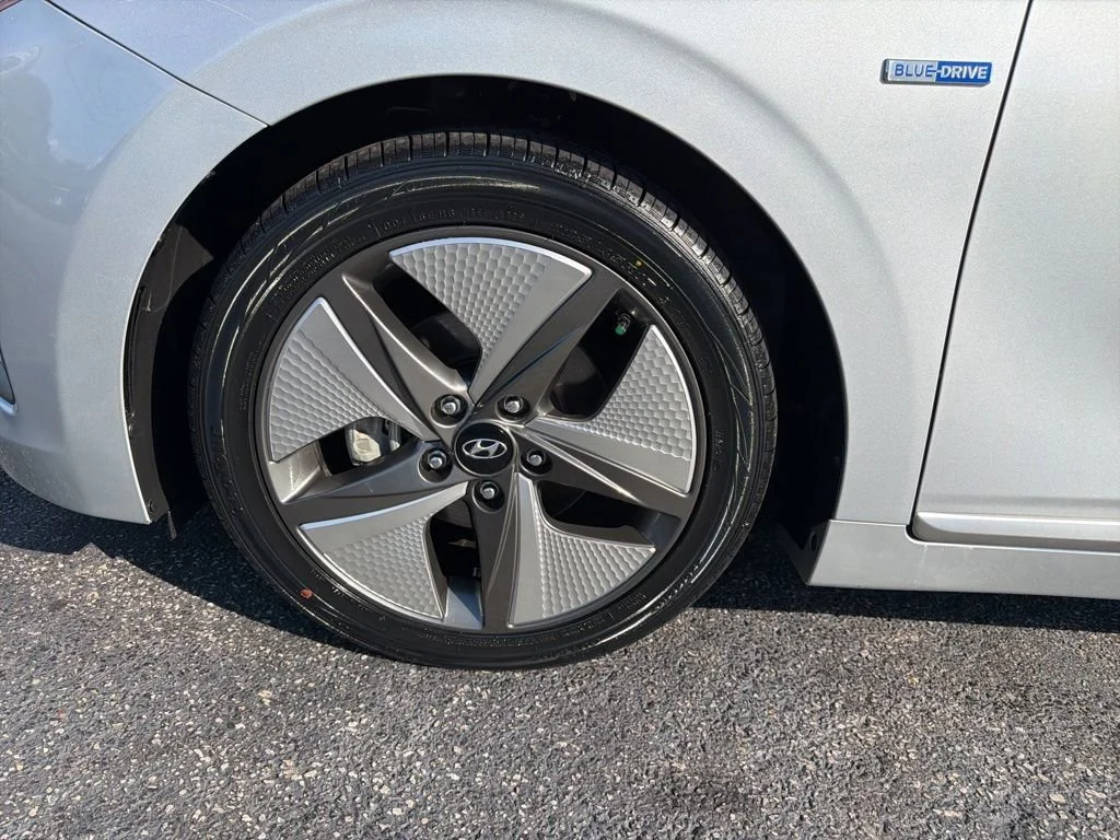 Used 2020 Stellar Silver Hyundai Limited image 9