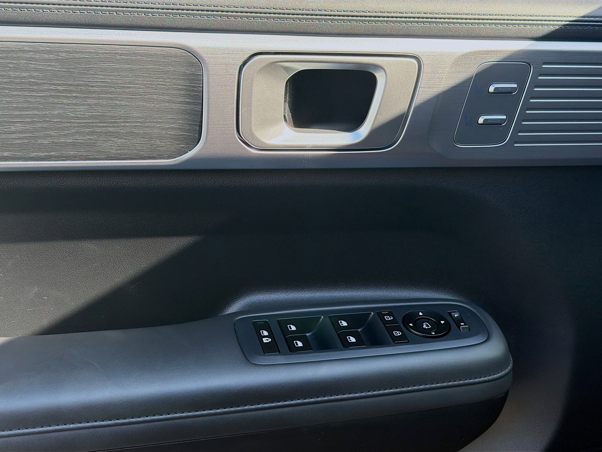 2025 Hyundai Santa Fe Limited - Photo 16