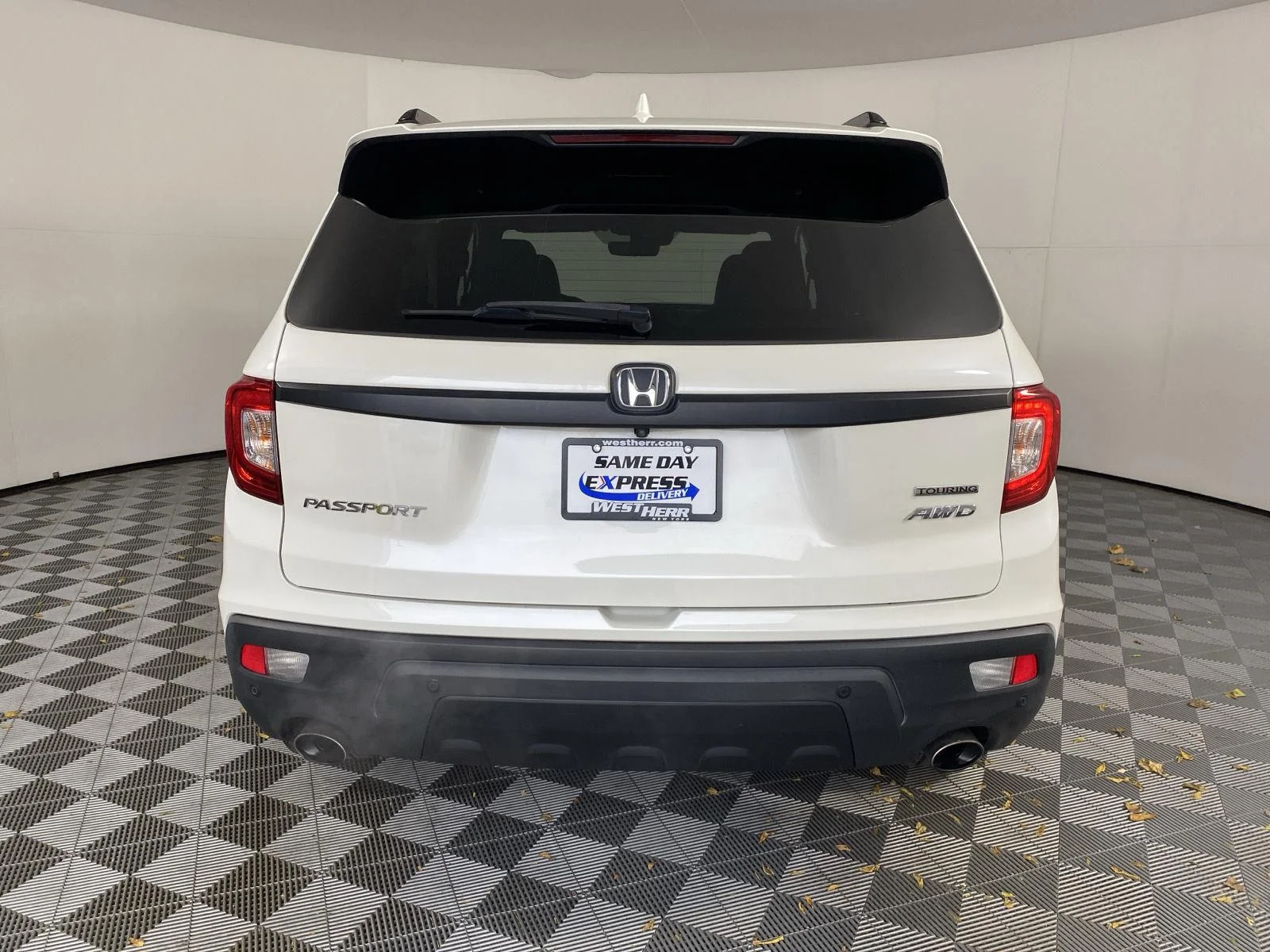 Used 2019 White Diamond Pearl Honda Touring image 6