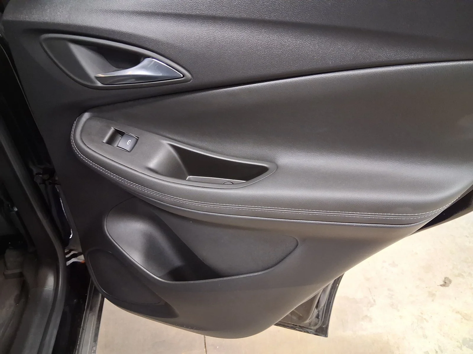 Used 2023 Black Buick Essence image 22