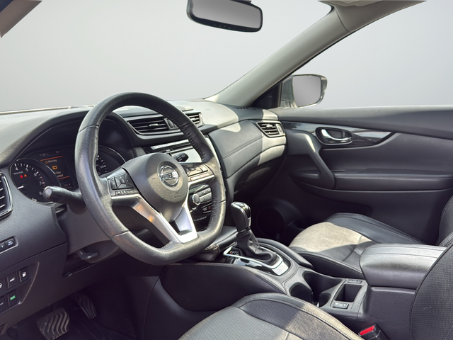 Used 2019 White Nissan SL image 9