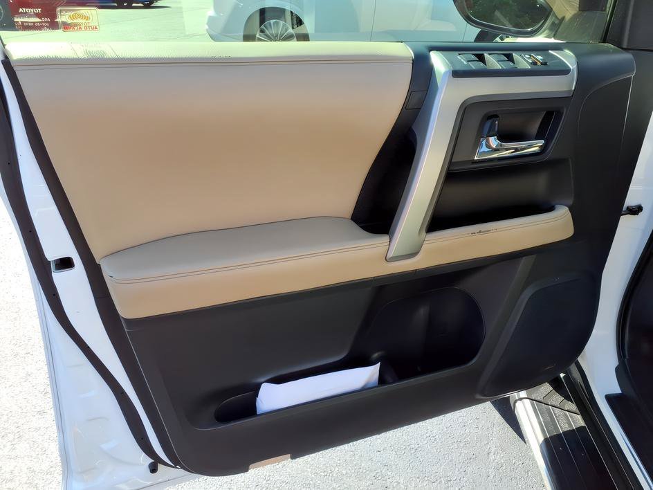Used 2016 Super White Toyota SR5 image 16