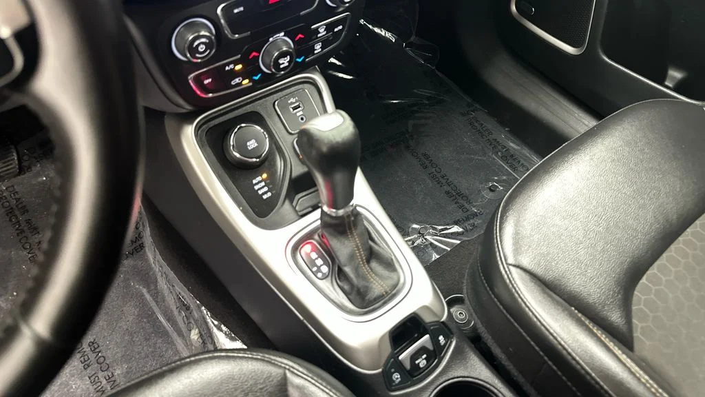Used 2019 Black Jeep Latitude image 12