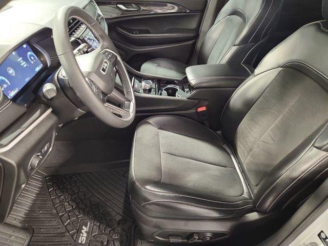 Used 2023 White Jeep Altitude image 19