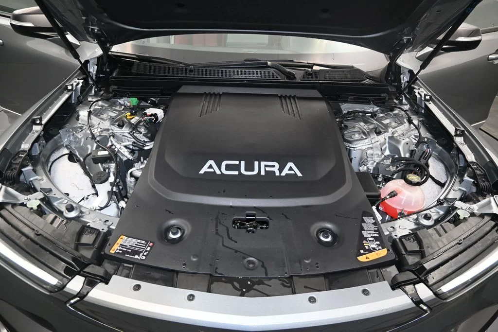 Used 2024 Mercury Silver Metallic Acura Base image 12
