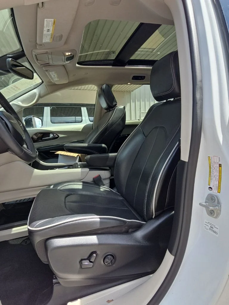 Used 2023 White Chrysler Limited image 22