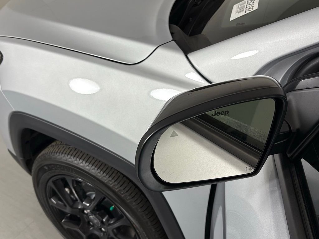 New 2026 Silver Zynith Metallic Clearcoat Jeep Latitude image 13