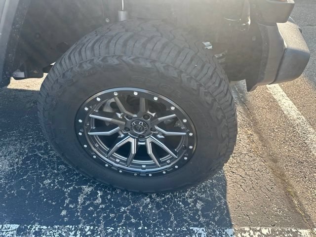 Used 2020 Billet Silver Metallic Clearcoat Jeep Unlimited Sport image 4