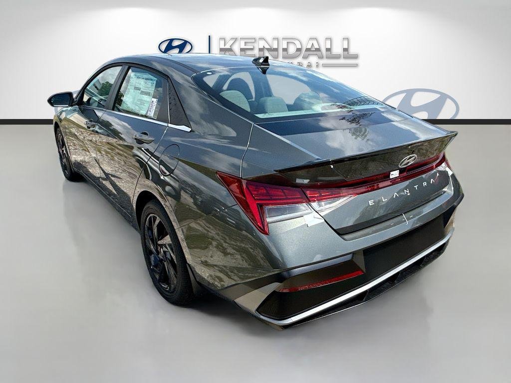 New 2026 Amazon Gray Hyundai SEL Sport Premium image 4