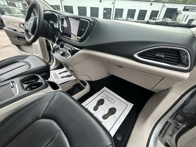 Used 2023 Silver Mist Clearcoat Chrysler Touring L image 28