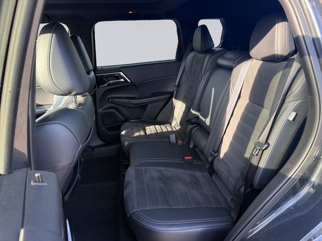 Used 2024  Mitsubishi SE Black Edition w/Pano Roof image 16