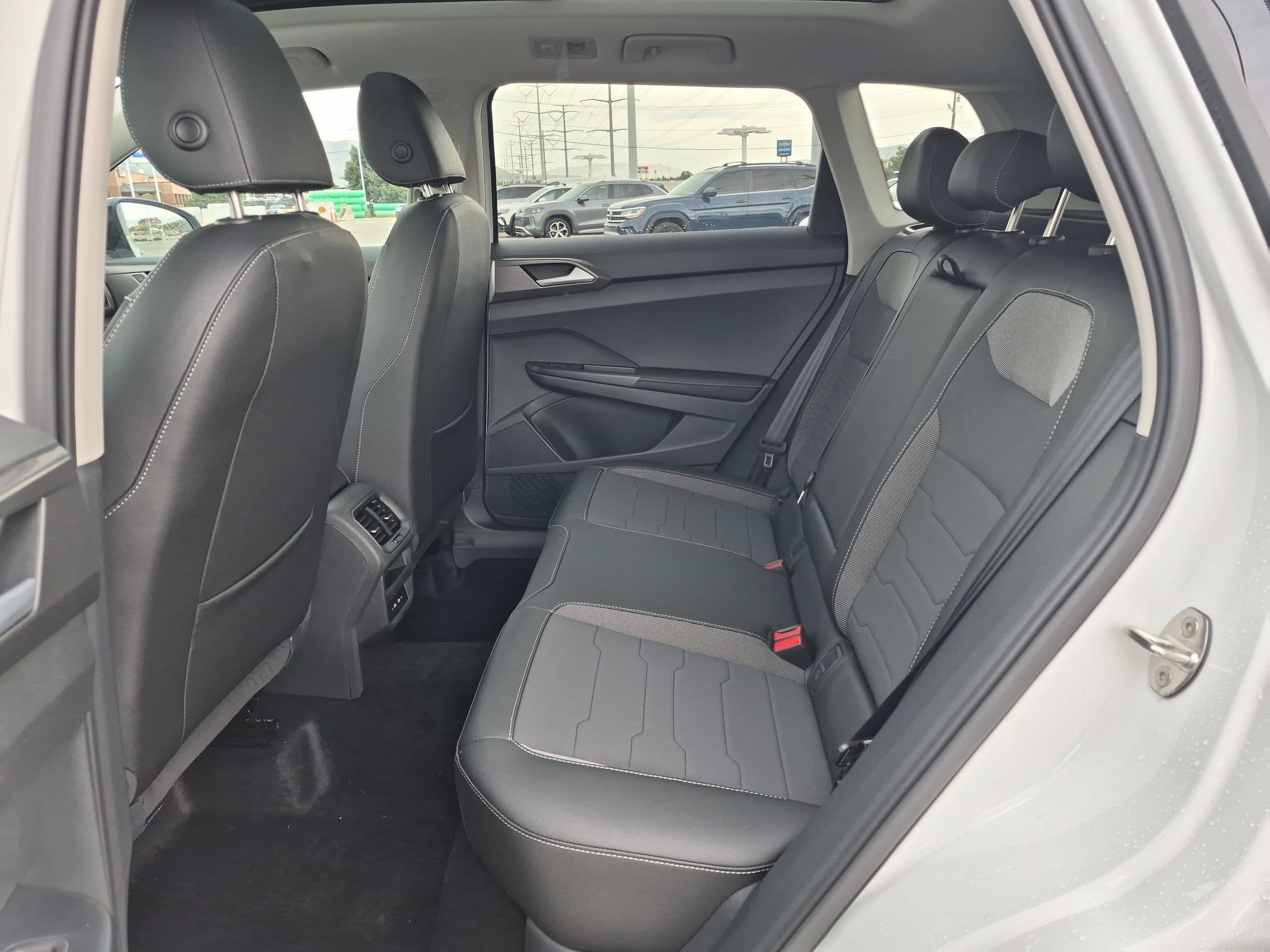 New 2026 Pure White w/Deep Blk Rf Volkswagen SE Black image 14