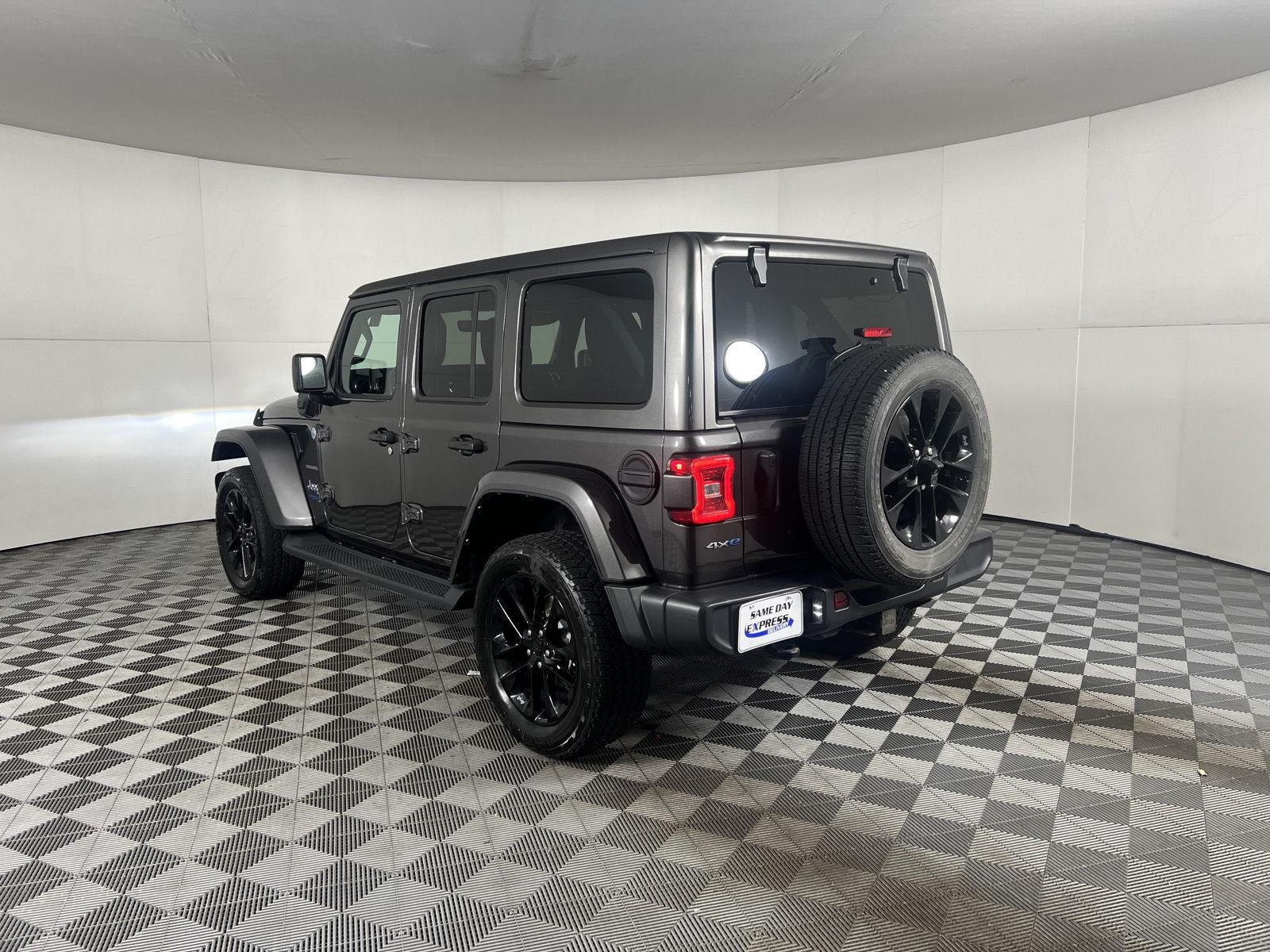 Used 2021 Granite Crystal Metallic Clearcoat Jeep Unlimited Sahara image 8