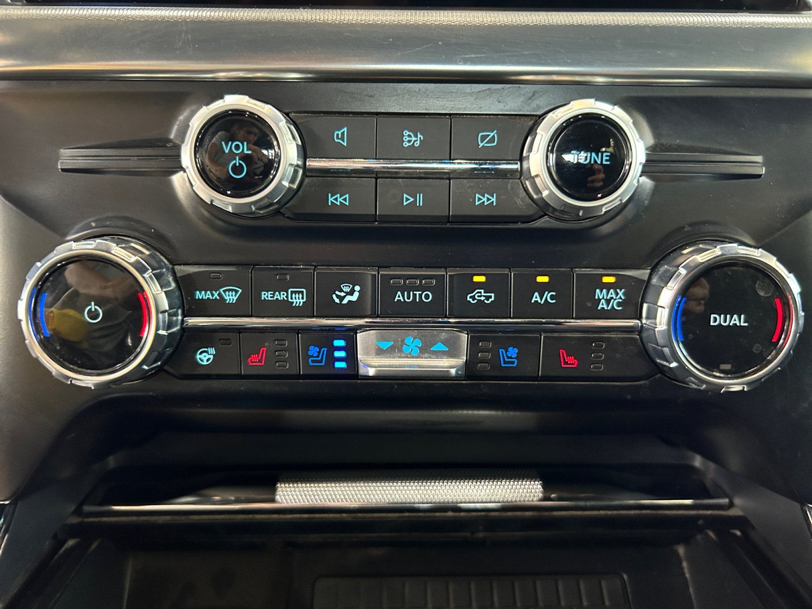 Used 2024 Silver Metallic Ford LARIAT image 15