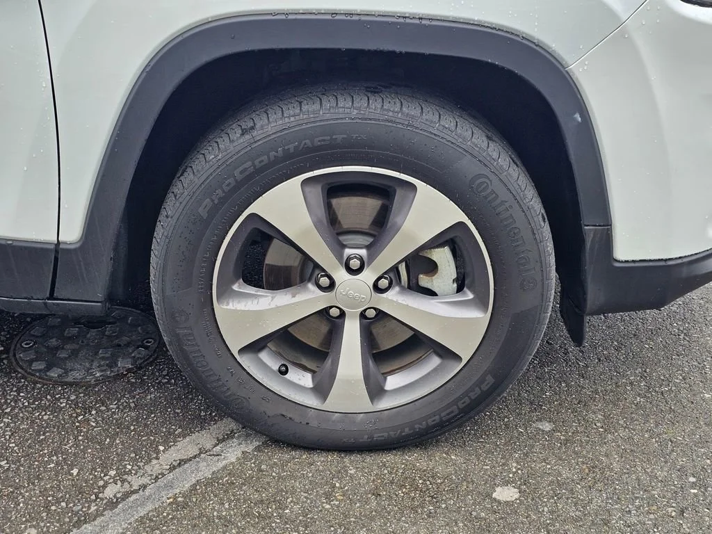 Used 2022  Jeep Limited image 9