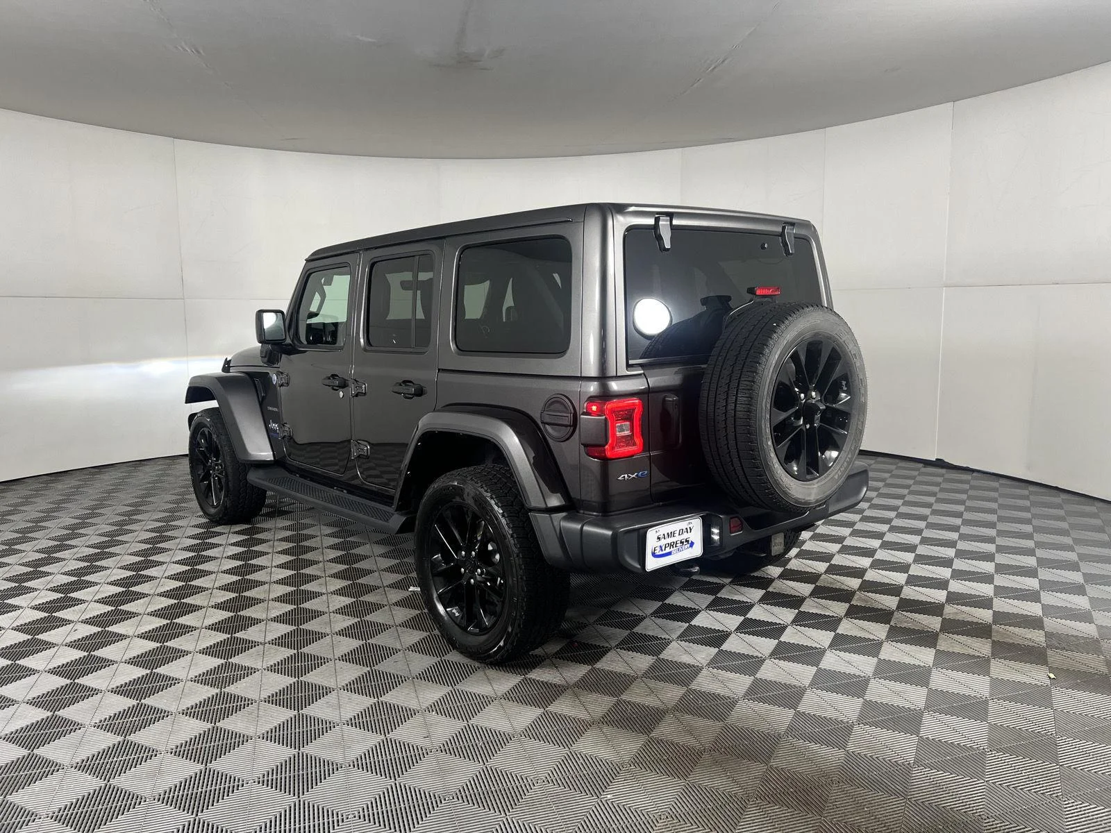 Used 2021 Granite Crystal Metallic Clearcoat Jeep Unlimited Sahara image 8