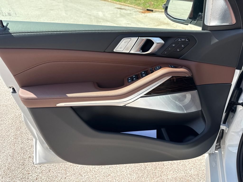 New 2027 White BMW M60i image 12