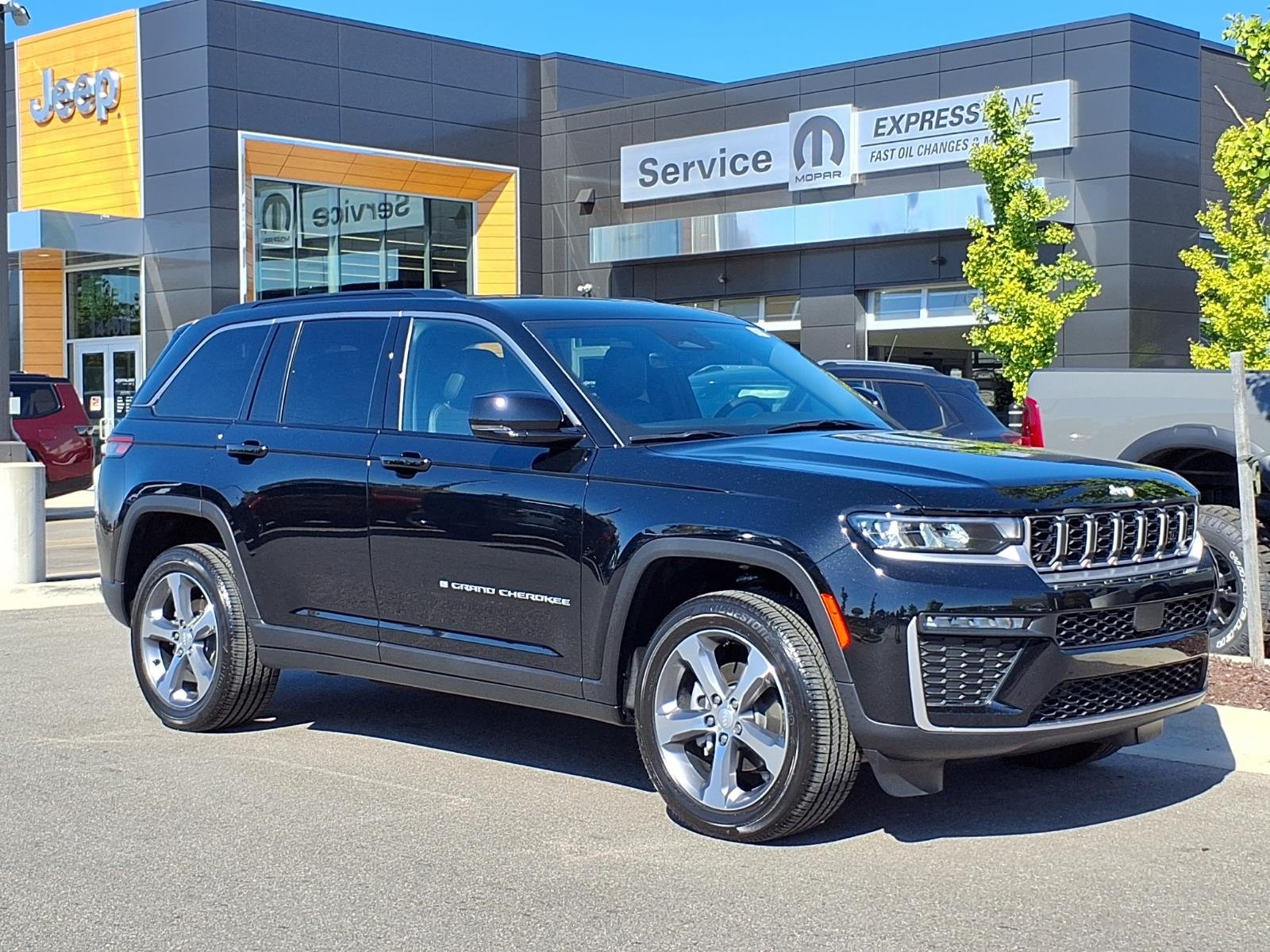 New 2026 Diamond Black Crystal Pearl Coat Jeep Limited image 1