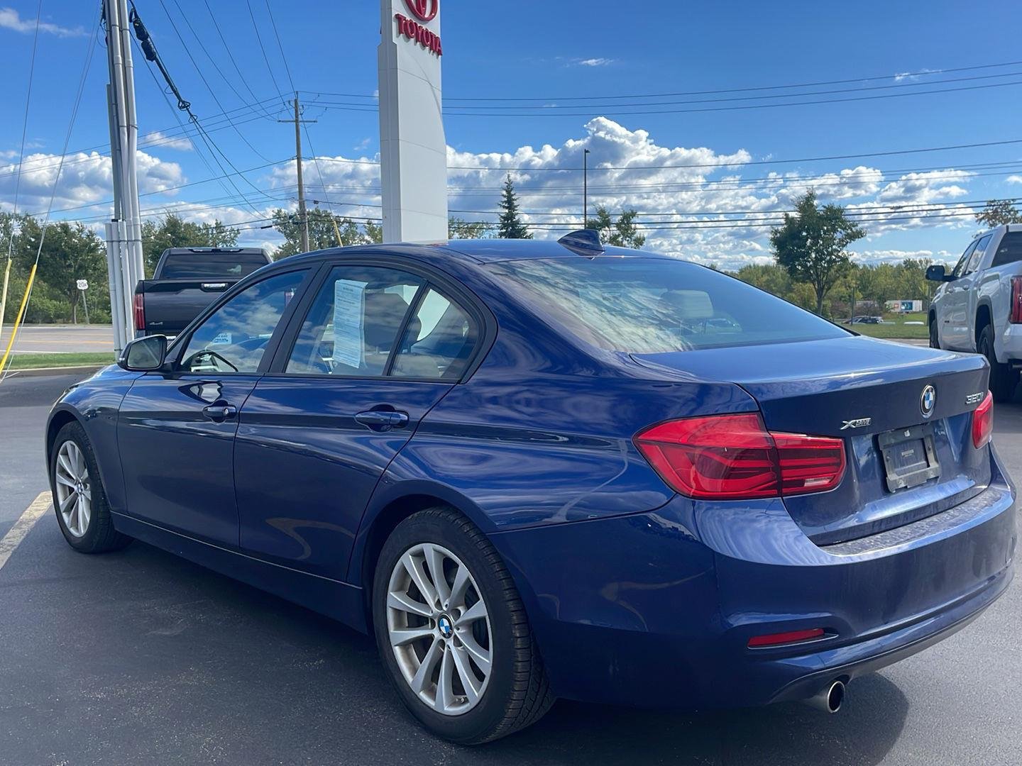 Used 2018 Mediterranean Blue Metallic BMW 320i xDrive image 18