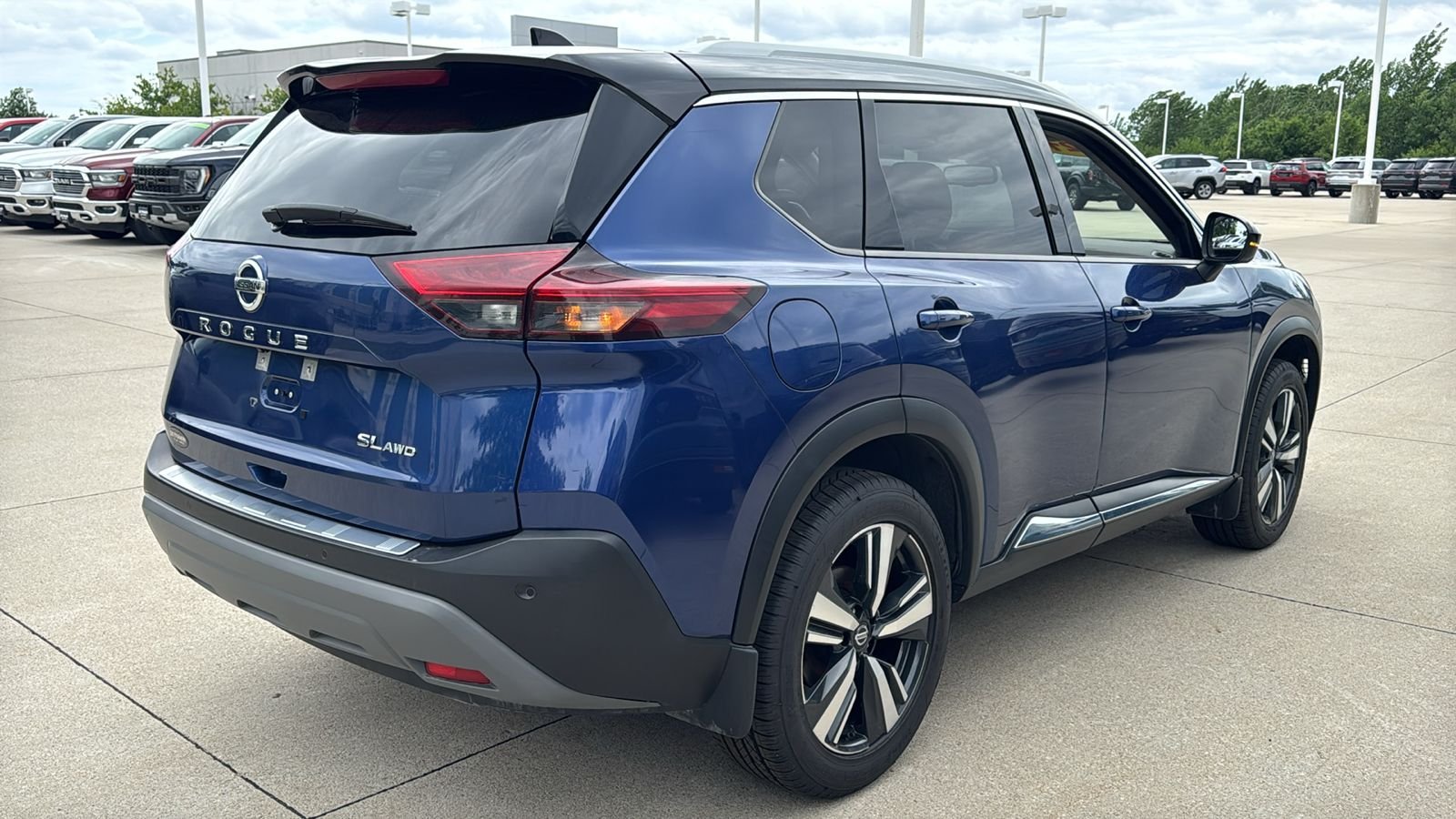 Used 2021 Blue Nissan SL image 13