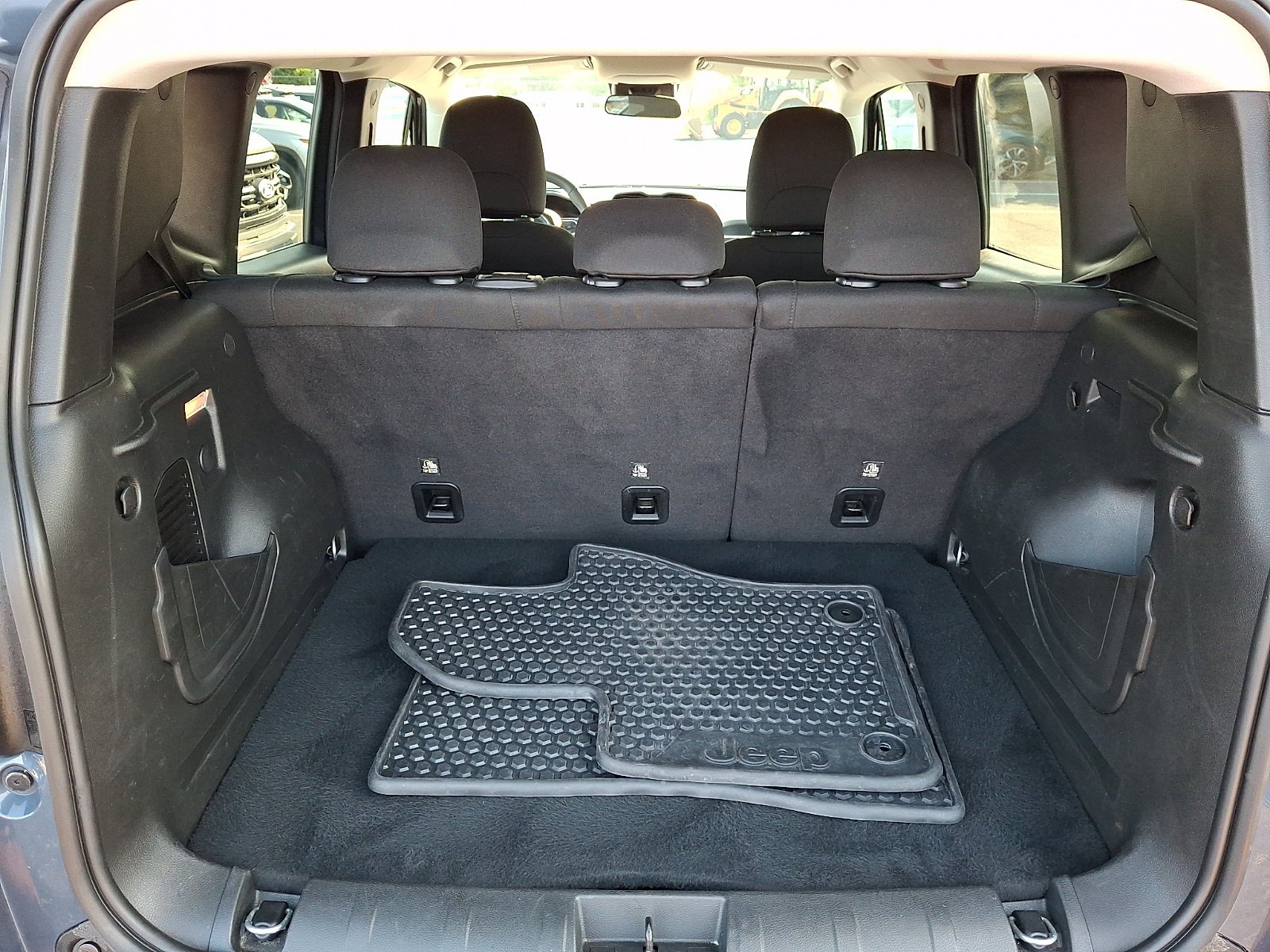 Used 2023 Slate Blue Pearlcoat Jeep Latitude image 27