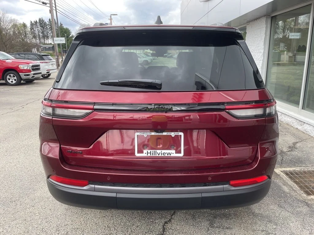 New 2026 Velvet Red Pearl-Coat Exterior Paint Jeep Altitude image 4
