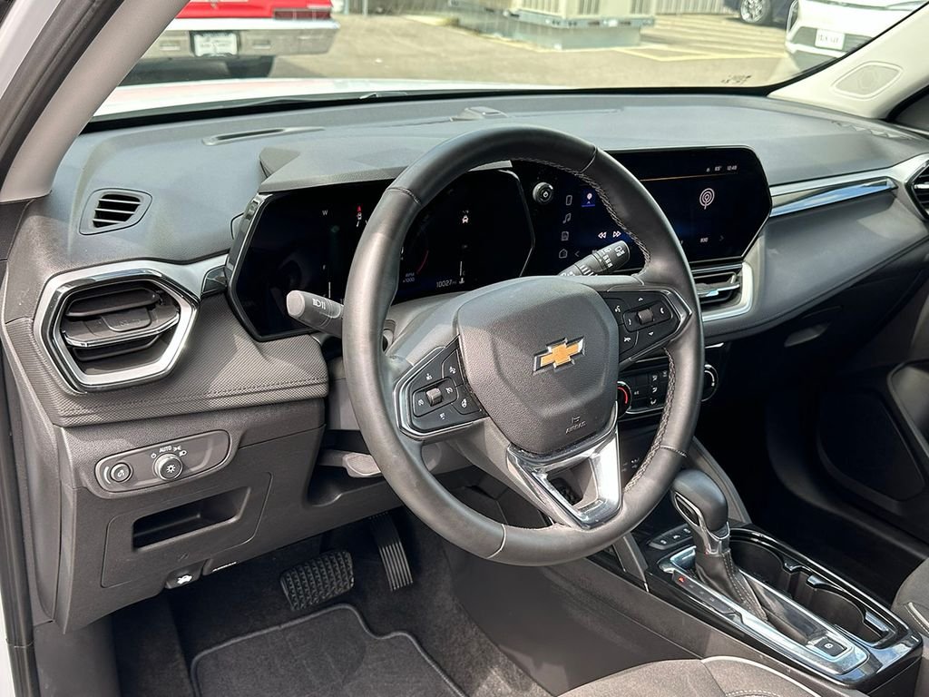 Used 2025 White Chevrolet LT image 20