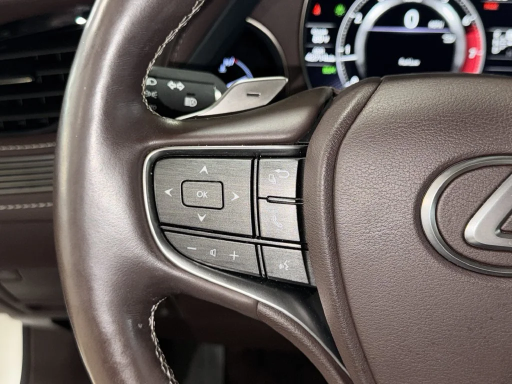 Used 2019 White Lexus 500 Base image 22