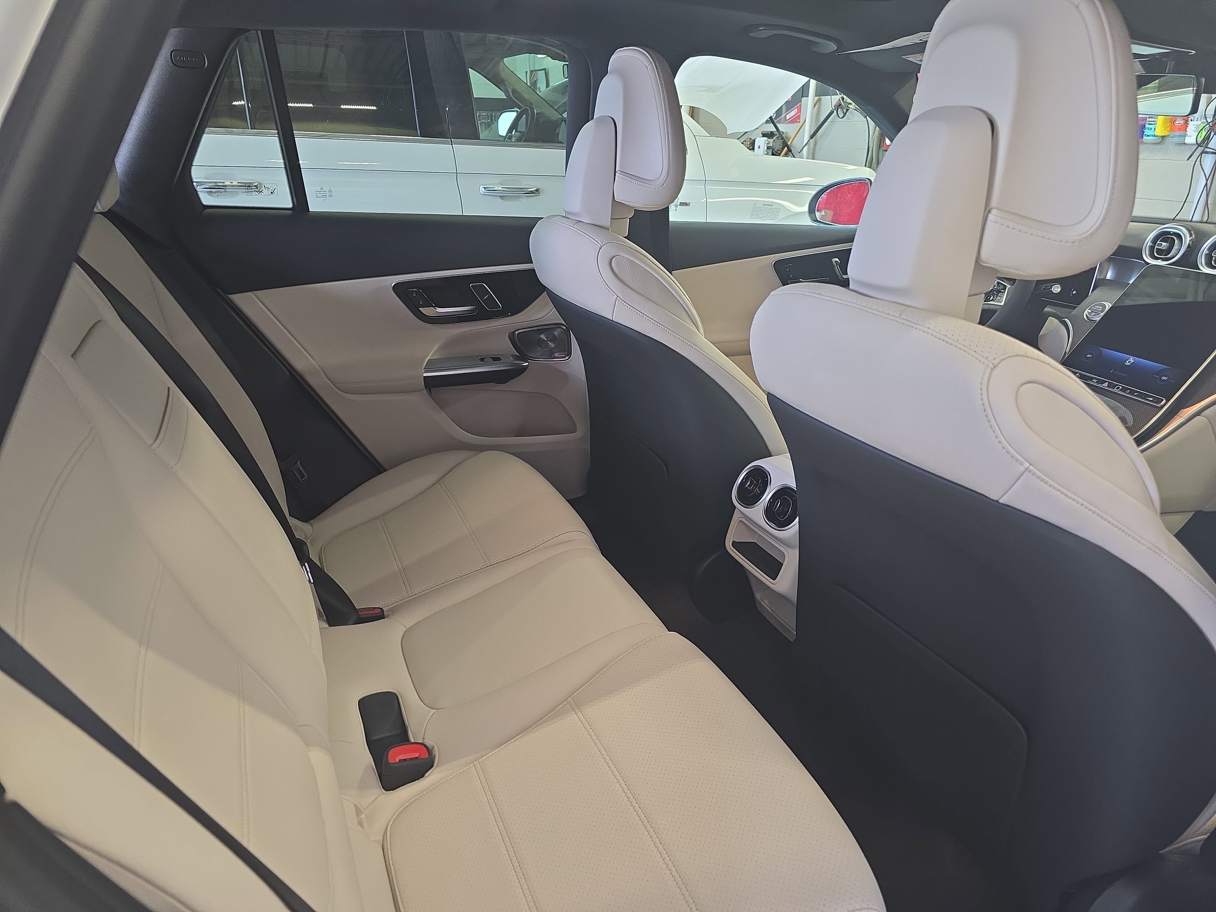 New 2026 MANUFAKTUR Moonlight White Metallic Mercedes-Benz GLC300 image 11