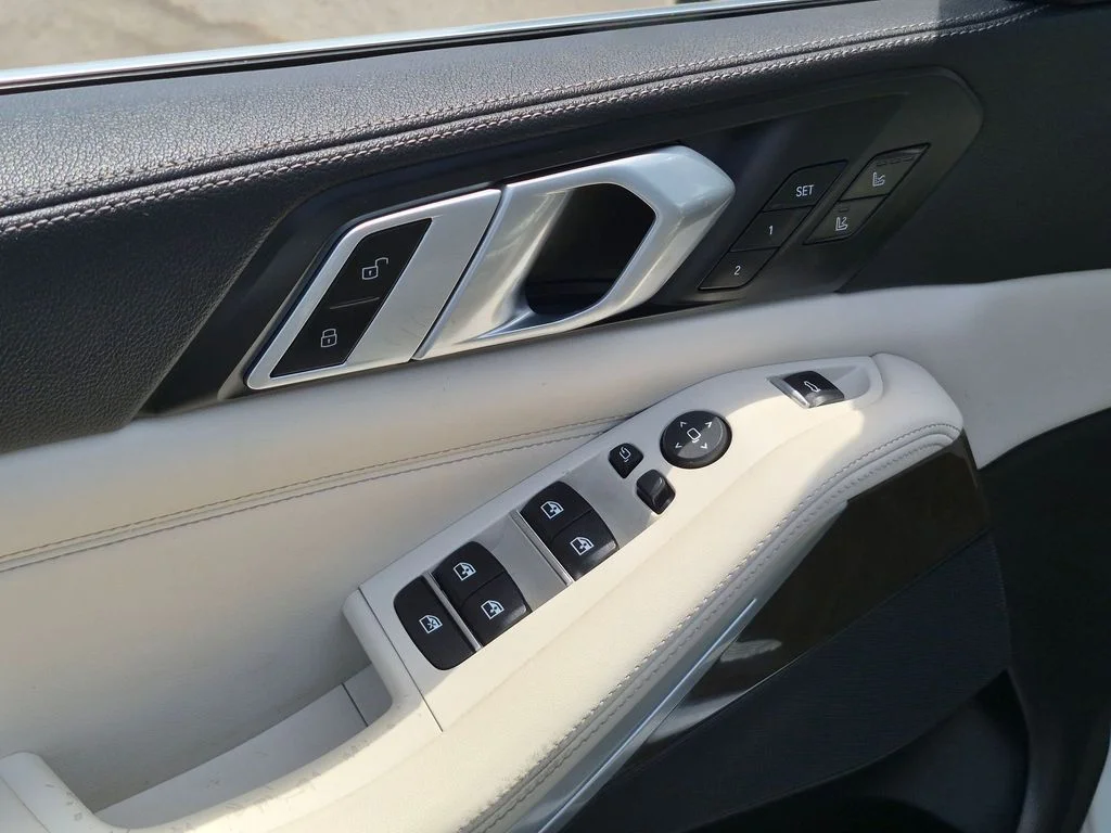 Used 2021 White BMW sDrive40i image 16