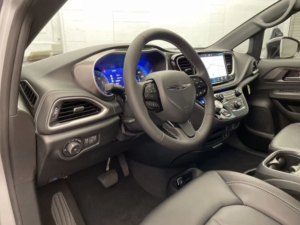 2026 Chrysler Pacifica Select - Photo 14