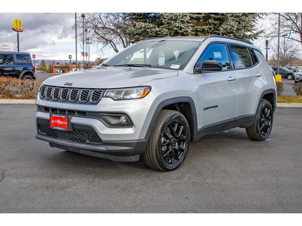 New 2026 Silver Zynith Metallic Clearcoat Jeep Latitude Altitude image 4