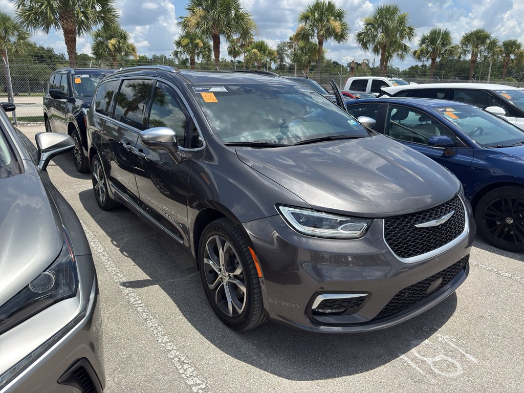 Used 2021 Granite Crystal Metallic Clearcoat Chrysler Pinnacle image 4