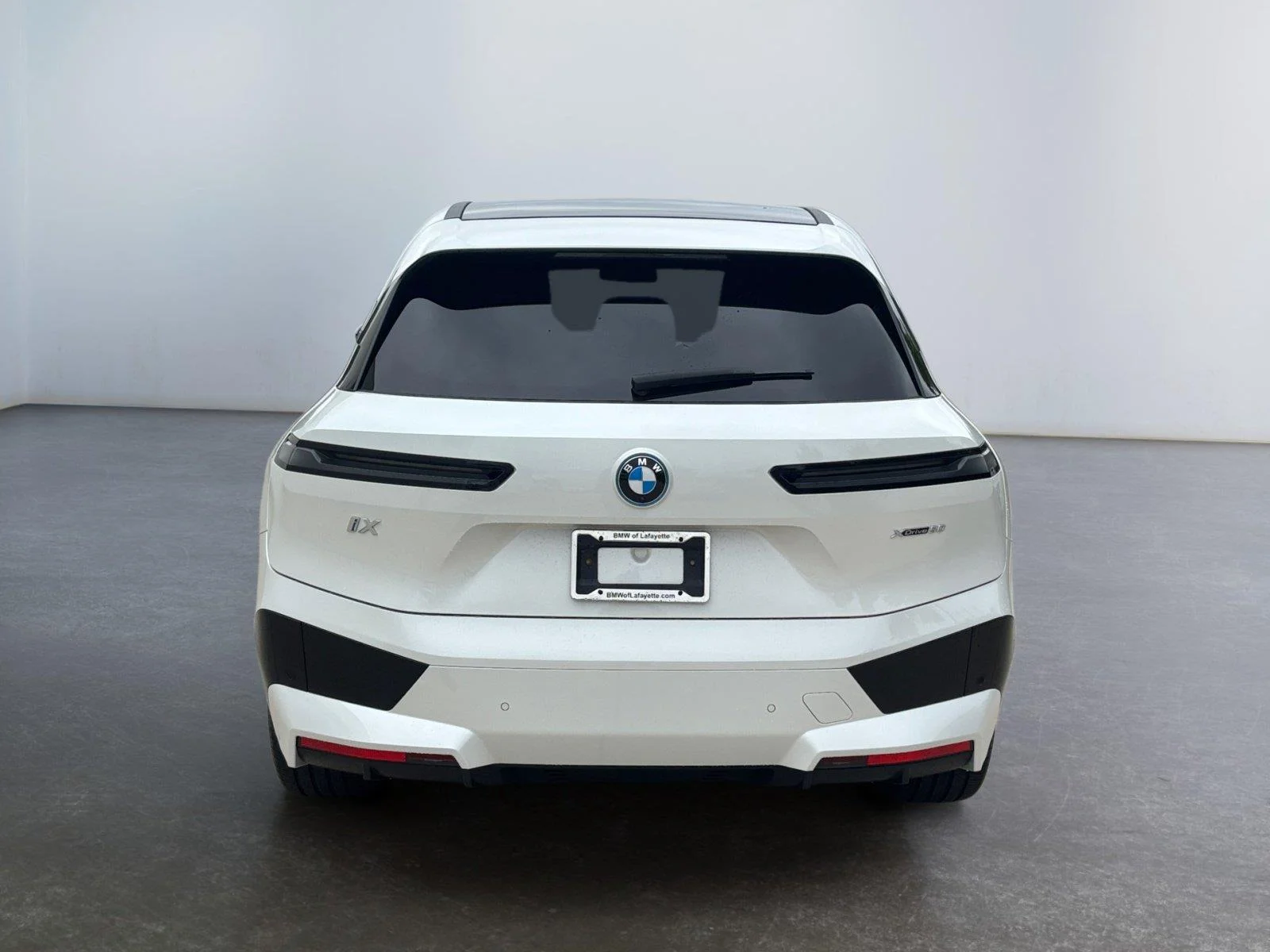 Certified Used 2025 Mineral White Metallic BMW xDrive50 image 4