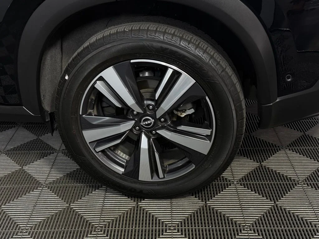 Used 2023 Black Nissan Platinum image 12