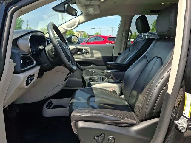 Used 2020 Brilliant Black Crystal Pearlcoat Chrysler Touring L image 14