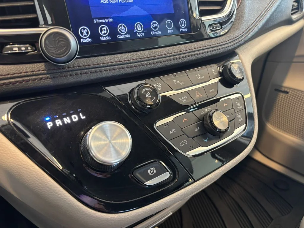 Used 2017 Silver Chrysler Limited image 21
