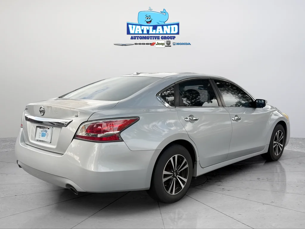 Used 2015 Brilliant Silver Nissan 2.5 S image 5