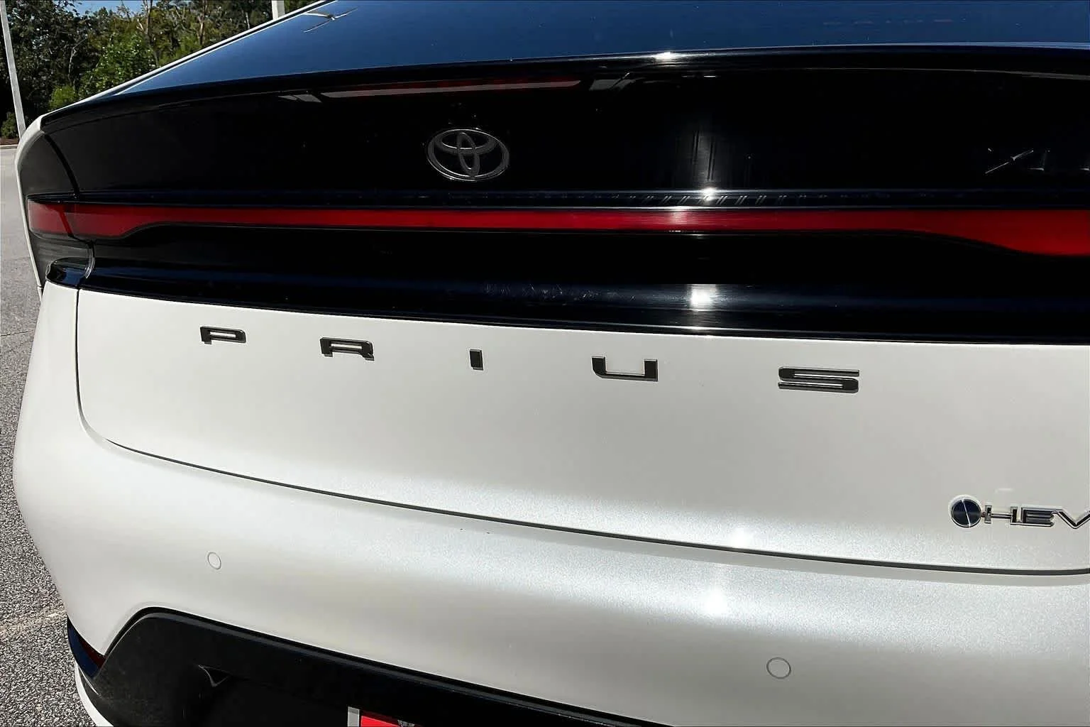 Used 2025 Wind Chill Pearl Toyota XLE image 30
