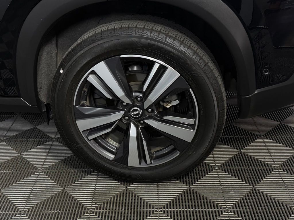 Used 2023 Black Nissan Platinum image 12