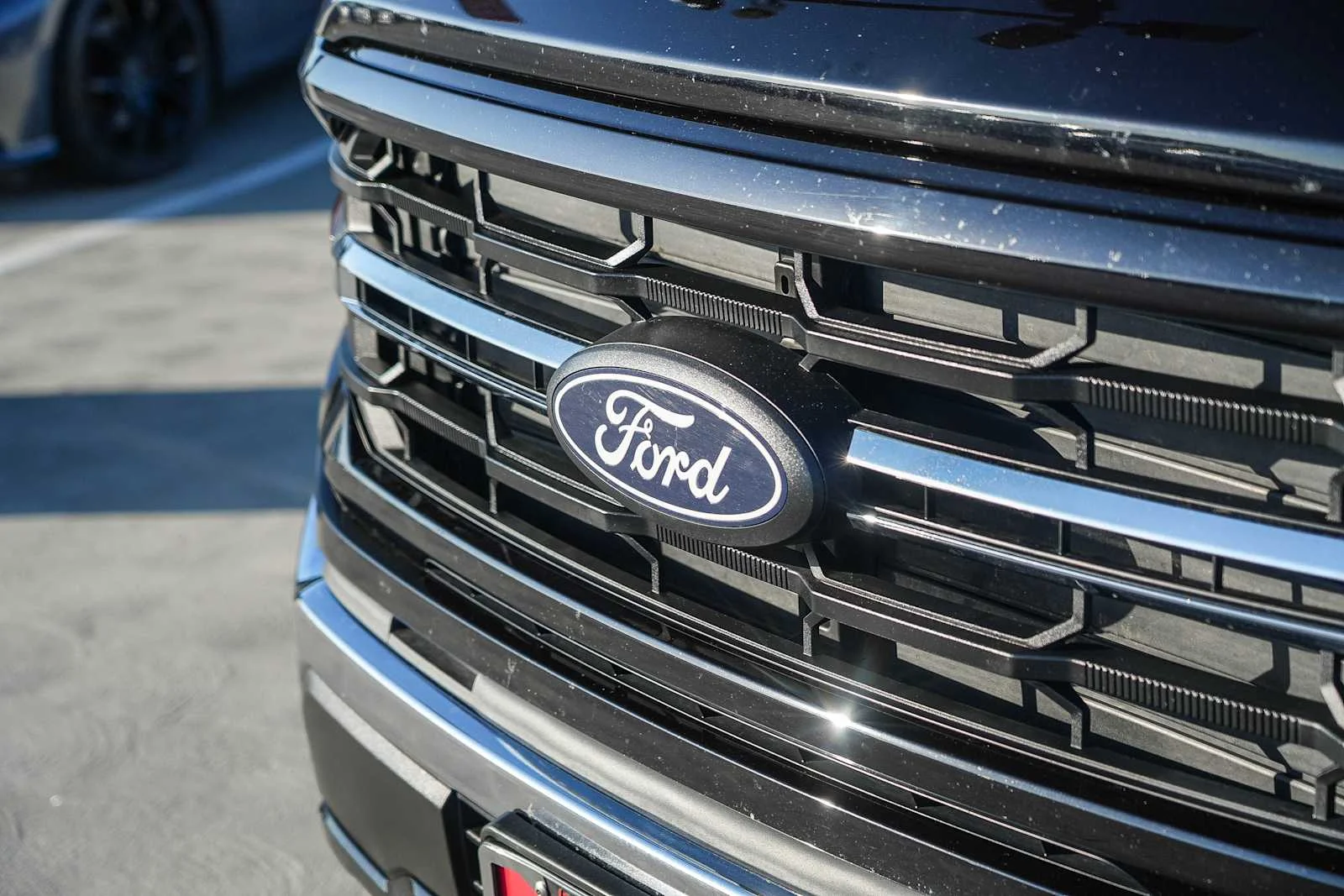 Used 2025 Agate Black Metallic Ford XLT image 3