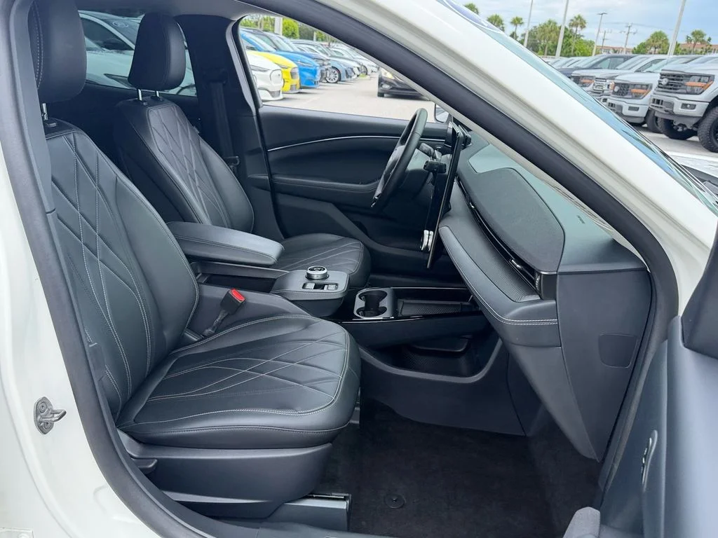 Used 2024 White Metallic Ford Select image 18