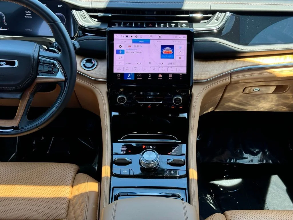 Used 2025 White Jeep Summit image 31
